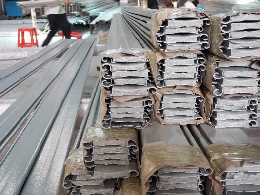 Cua cuon chong chay soi thuy tinh