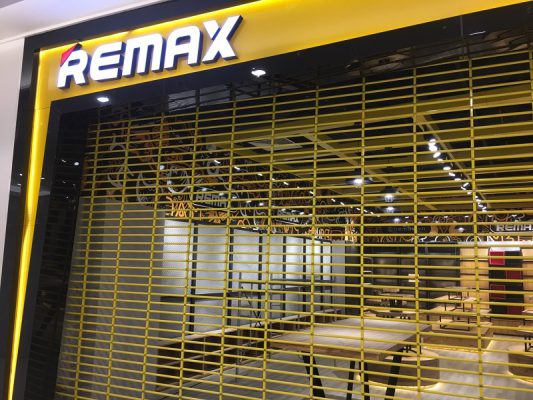 Mau cua song ngang son tinh dien duoc uu chuong tai cai Trung tam thuong mai