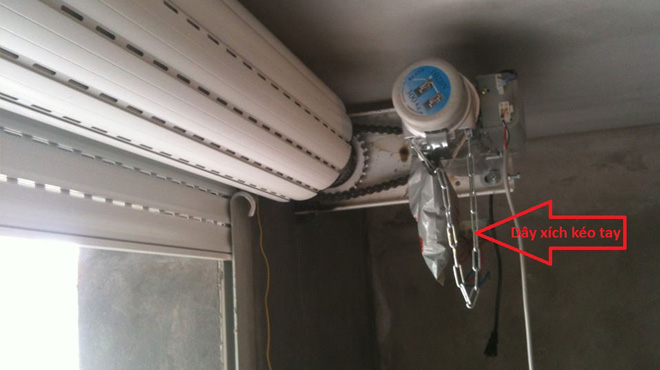 Mo cua cuon khi mat dien hoac quen chia