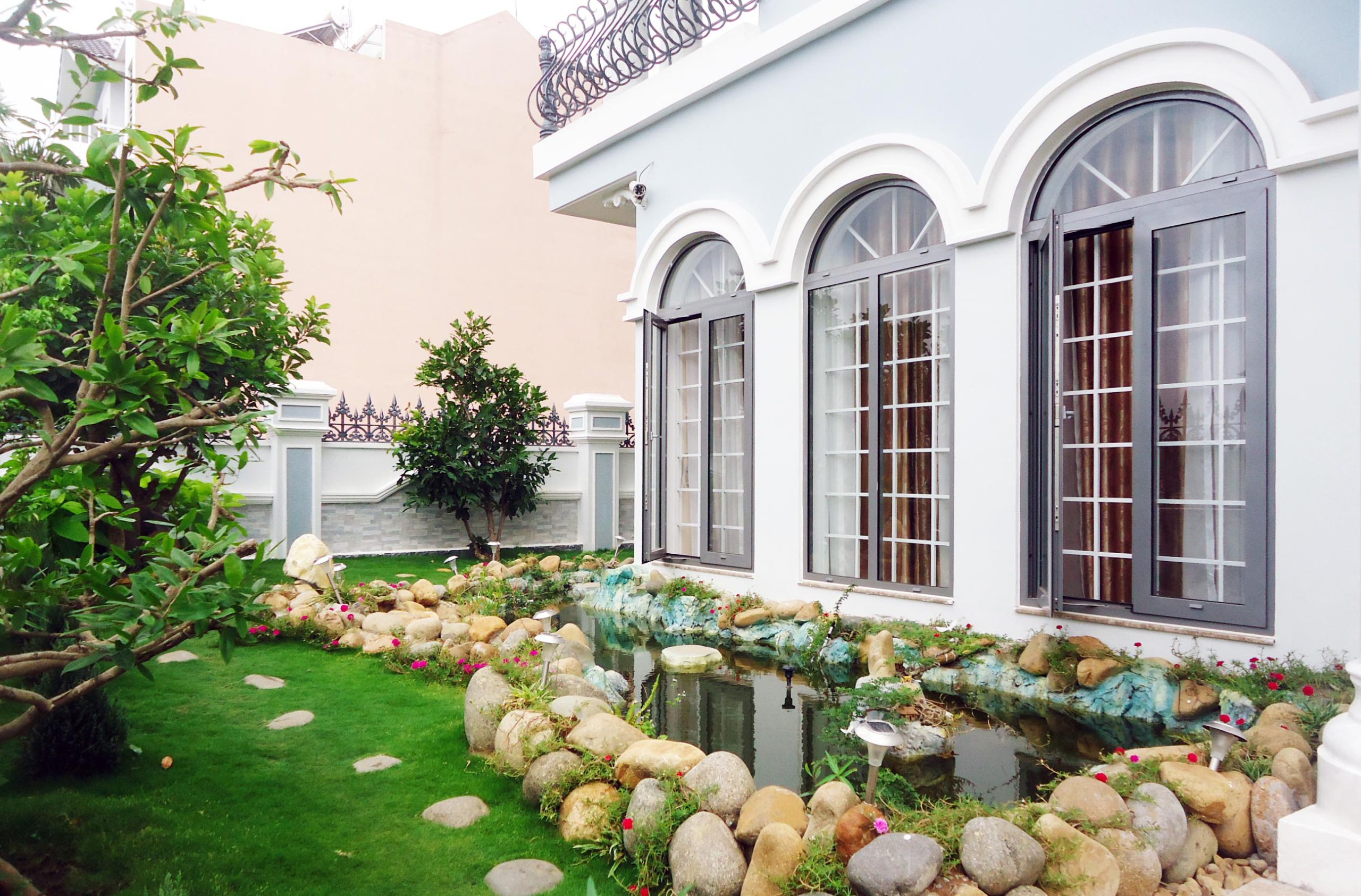 CUA NHOM ALUDOOR CONG TRINH 1 scaled