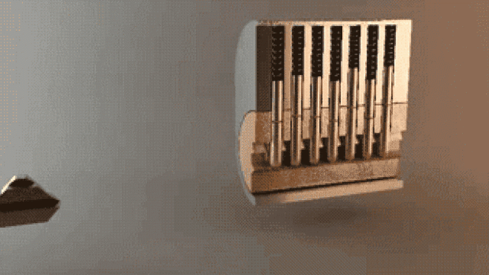 Kieu chia khoa kim loai moi voi cac rang cua duoc bo tri dai ngan khac nhau duoc su dung cho o khoa cua cac can ho.